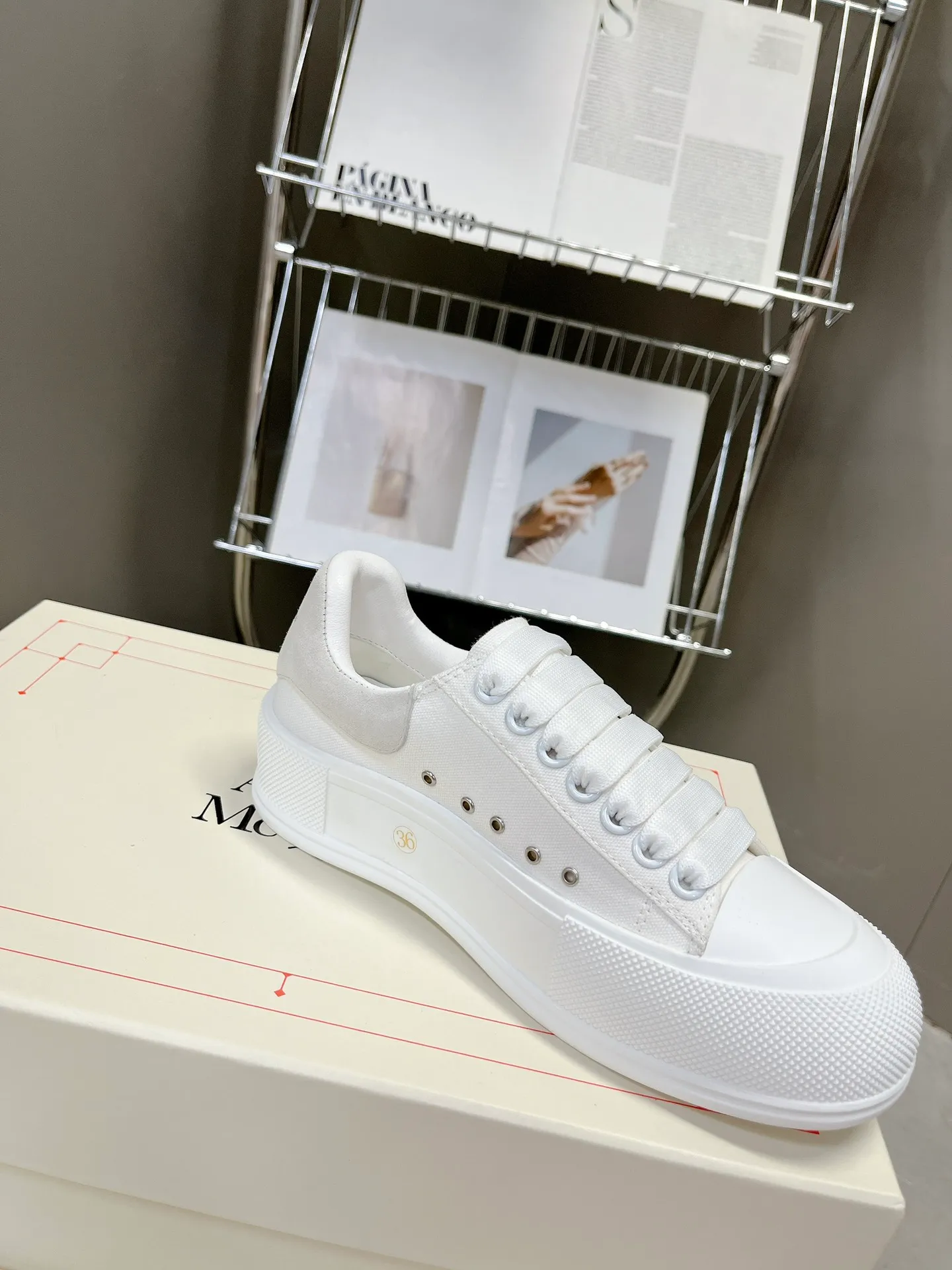 👟👟Ex-factory price 540👟👟 McQueen couple shoes, the latest Milan Fashion Week T-stage show debut in early spring and summer, unique and personalized design, super classy upper foot, round toe design allows the toes to be completely released. I spent a lot of money to buy multiple pairs of originals and dismantled them to make replicas. Many stars: Guli Nazha, Wu Lei, and Internet celebrity bloggers endorsed it, Xiaohongshu became a hit, and the counters were sold out! Fabric: Specially crafted cotton canvas/imported sheepskin, sheepskin lining, cowhide feet. Size: 35-44# (GL)